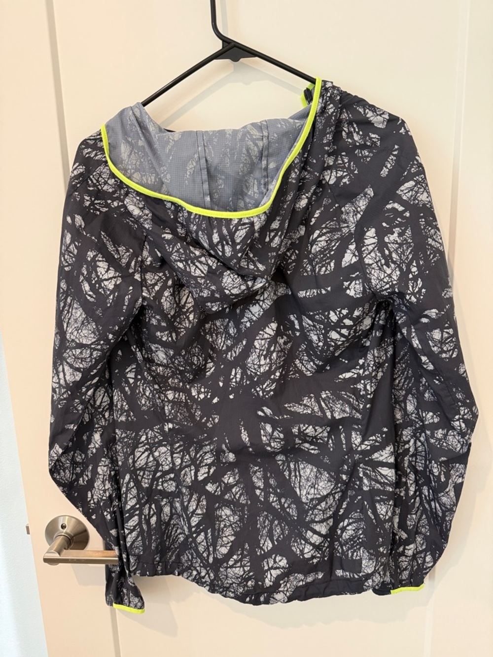 Nike Black Gray Tree-Pattern Running Jacket with Neon Yellow Trim - Picture 4 of 4